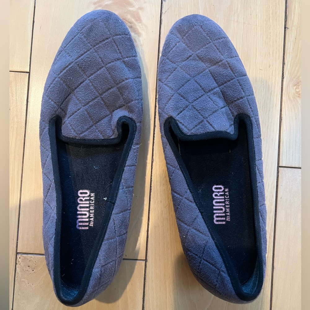 Women’s size 8 Munro quilted grey shoes